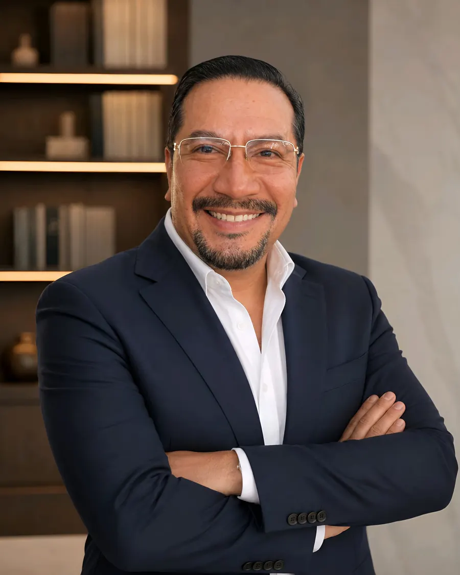 Ab. Hernán Ulloa Ordóñez — Retrato Profesional 2026